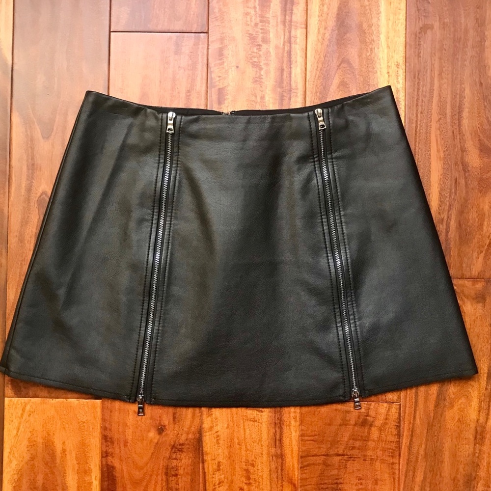 BCBG MAX AZRIA Vegan Pleather Leather Miniskirt Zipper Details Black Size Small
